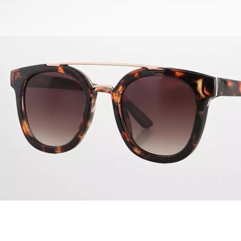 NWT BUCKLE Round Browbar Sunglasses